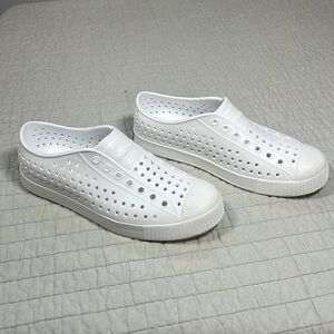 Big Kid White Native Jefferson Slip Ons, Big Kid Size 4, J4, Unisex